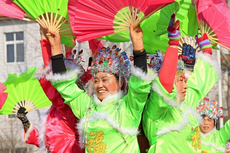 新年衣服摄影照片_人们穿着五彩缤纷的衣服，扬科舞表演在20世纪40年代