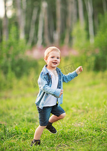 小男孩野外摄影照片_小男孩在野外有乐趣