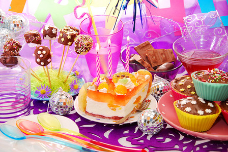 festas摄影照片_装饰的糖果的孩子的生日聚会表