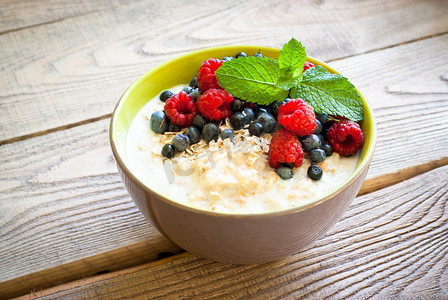 蓝莓燕麦摄影照片_健康早餐-与浆果燕麦粥 