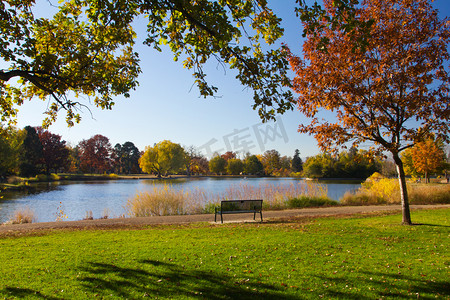在秋天湖边公园的长椅上