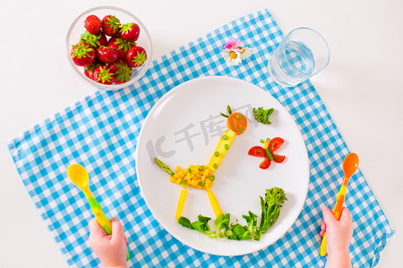 水果蔬菜学习摄影照片_孩子的手和健康蔬菜午餐