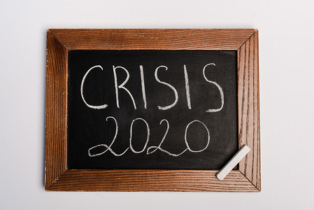 危机2020字母写在黑板上关于白色背景，珊瑚的概念