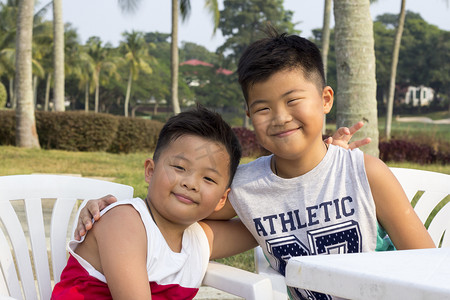 快乐之旅摄影照片_快乐的亚洲孩子享受暑假，家庭出游旅行旅行与男孩一起休闲乐趣