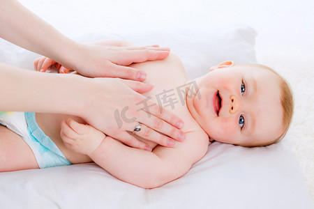婴儿按摩小手摄影照片_妈妈给她的婴儿做按摩