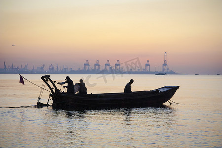 渔民去工作，黄海，中国