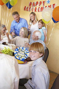 101周年摄影照片_与家人聚会退休的男孩
