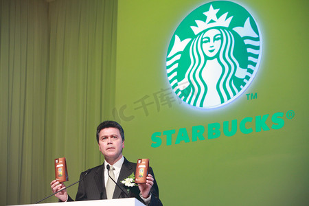 发布会策划方案摄影照片_2011年3月8日，星巴克总裁约翰·卡尔弗（JohnCulver）在中国北京举行的新闻发布会上展示速溶咖啡包