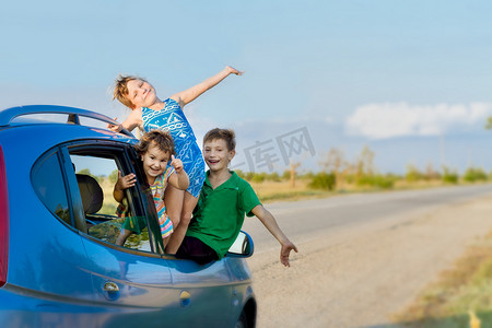 三个点摄影照片_在汽车、 家庭出游、 暑期旅行三个快乐的孩子
