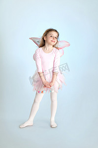 可爱芭蕾摄影照片_可爱的女孩在仙女装束在工作室里摆姿势