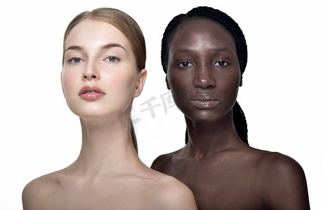 两个性格开朗的多民族妇女的肖像