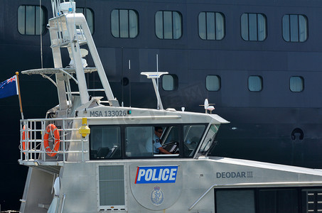 打击警察摄影照片_Auckland Police Maritime Unit patrol in ports of Auckland - New 