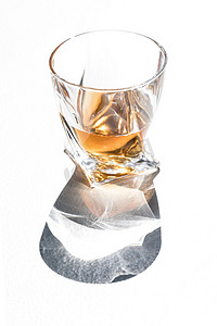 波点白色摄影照片_在玻璃威士忌 