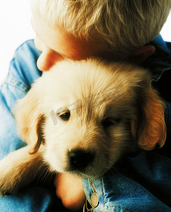 男孩拥抱的小狗