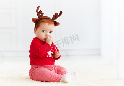 吃男摄影照片_可爱的红发男宝宝在家吃圣诞糖果