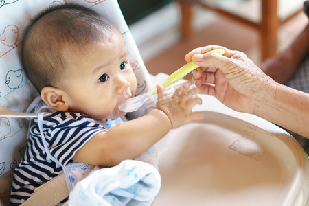 亚洲小婴儿喂奶时间