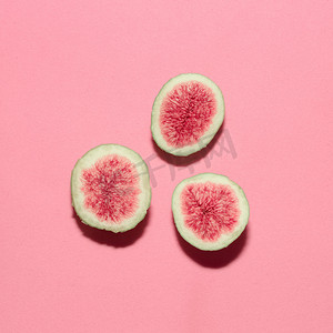 果浆摄影照片_粉红色的背景上的新鲜无花果