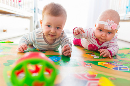 男孩和女孩出生的双胞胎宝宝在家里玩