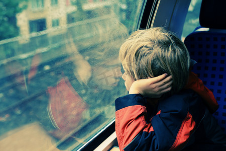 坐在火车的小男孩