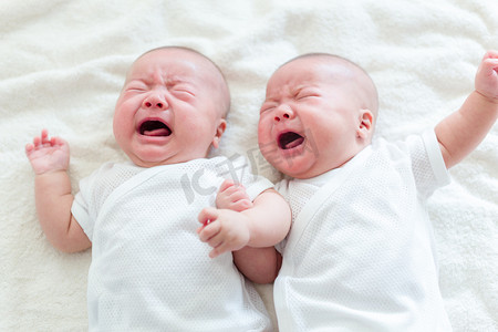 双胞胎婴儿摄影照片_双胞胎兄弟婴儿的哭声