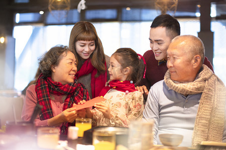 会议宣传彩页摄影照片_快乐的亚洲家庭共进晚餐, 庆祝中国新年