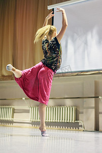 年轻女人在做芭蕾舞团
