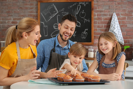 学习摄影照片_一家人一起在厨房吃美味的松饼。烹饪课程概念