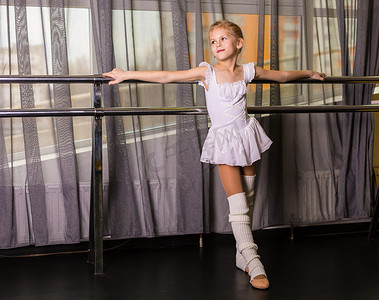 舞蹈工作室里的小芭蕾舞演员