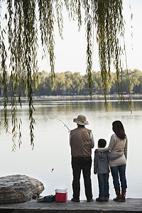 水谭摄影照片_在湖的渔具的全家福