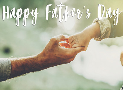 快乐父亲节课文, 贺卡概念。父亲和小儿子牵手在阳光下的夏季森林.
