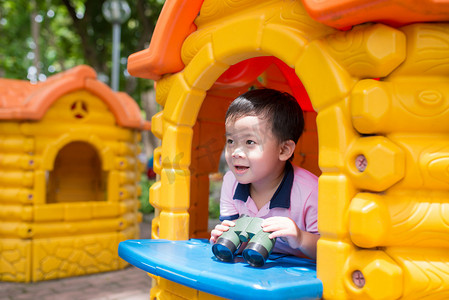 越南语摄影照片_在公园玩耍的小男孩