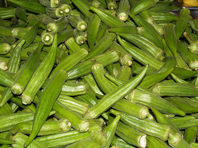 大堆的新鲜绿色秋葵荚在农贸市场.