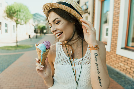 吃冰淇淋的年轻妇女 