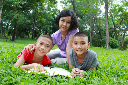 三个亚洲孩子在公园里玩得很开心