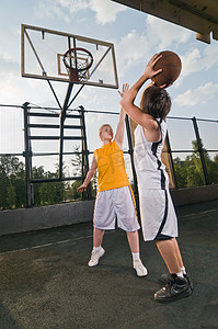 游戏比赛对决摄影照片_打篮球的青少年