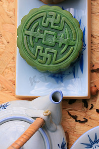 月饼中秋快乐摄影照片_中秋月饼和热茶-中国蛋糕