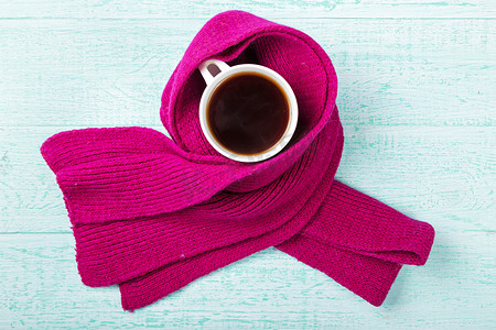 杯热红茶与蒸汽在针织围巾