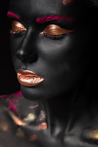 红色金色商务背景摄影照片_时尚的彩妆黝黑女孩的画像。美丽的脸.