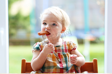 搞笑动图gif摄影照片_吃香肠从 fork 的搞笑小女孩