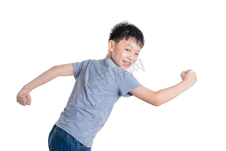 年轻的亚洲男孩跑过白色背景