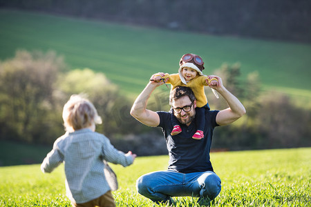 一个父亲与他的幼儿孩子在外面玩, 春天自然.