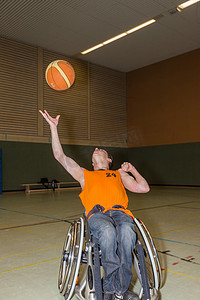 在篮球训练中残疾的男孩.