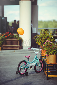 儿童自行车摄影照片_儿童自行车用球停，孩子的幸福.