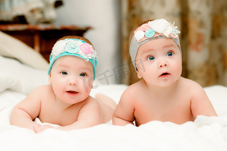 两个双胞胎宝宝，好头巾的女孩