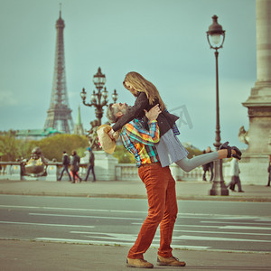 巴黎浪漫摄影照片_巴黎埃菲尔铁塔浪漫情侣