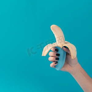香草2摄影照片_手里拿的漆成蓝色的香蕉