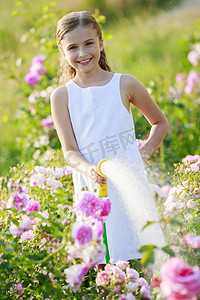 夏天花园、 浇水-漂亮女孩在浇玫瑰花
