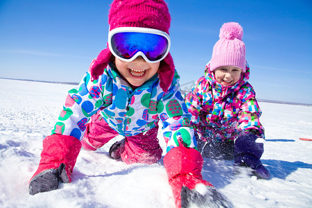 儿童玩雪摄影照片_在雪中玩耍的孩子