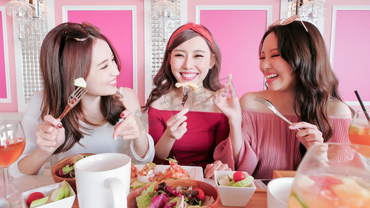 说中文摄影照片_快乐的女人的朋友坐在餐厅聊天
