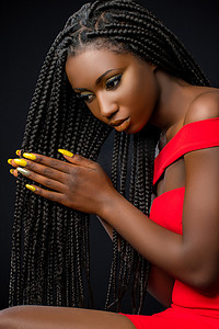 美丽的非洲女人触摸长辫的发.